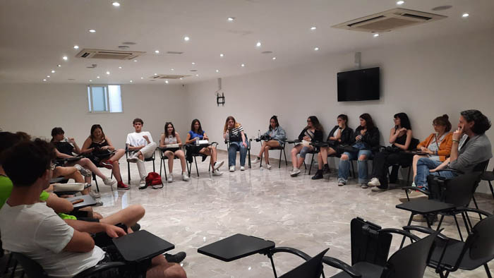 Talk with MIGRANTS COMMISSION representative(1)